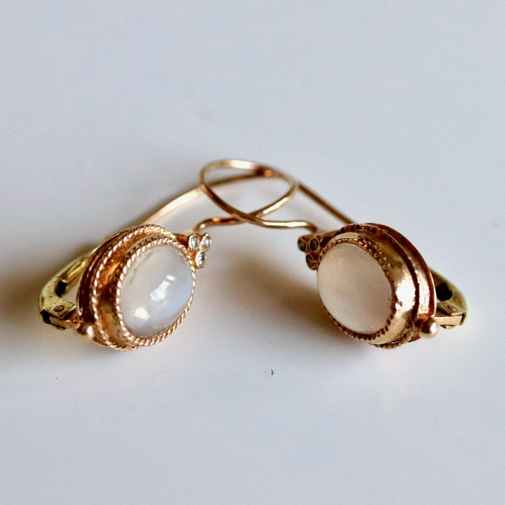 The Unique Beauty Of Handcrafted Moonstone Jewelry - MOJ