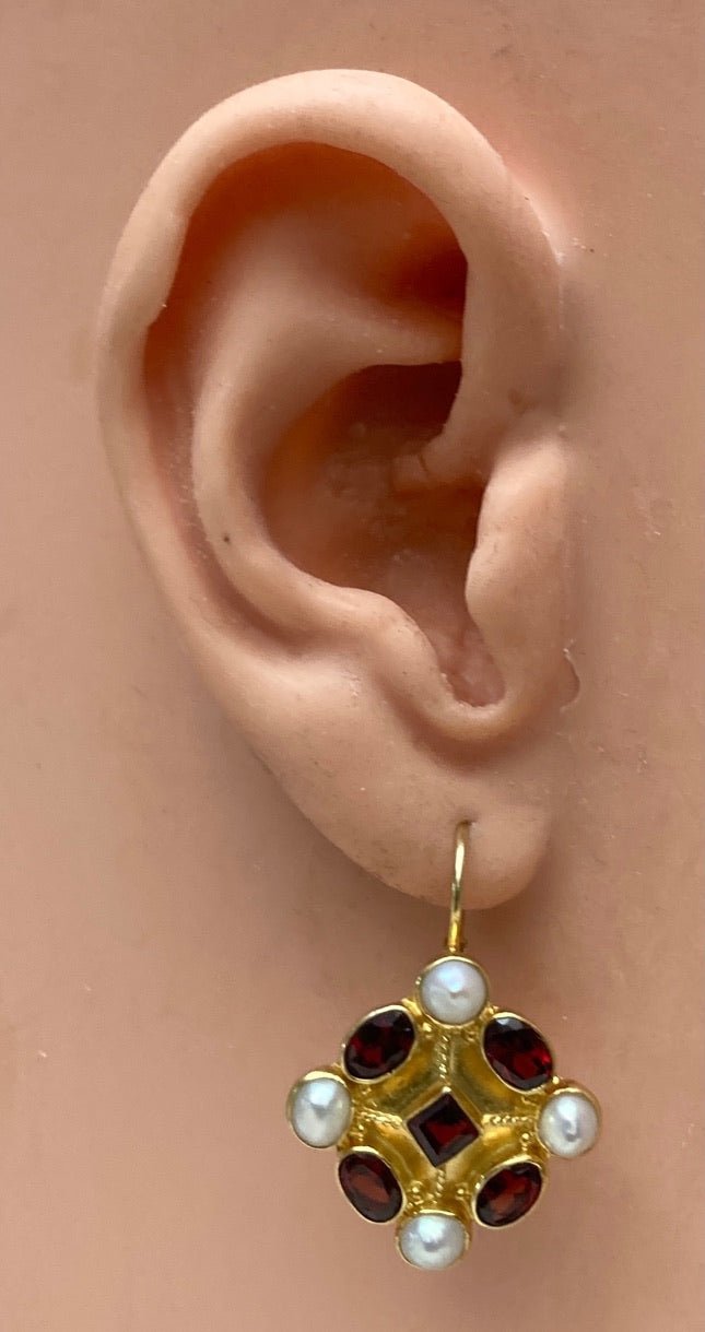 フォンテーヌブローガーネットとパールピアス : Museum of Jewelry